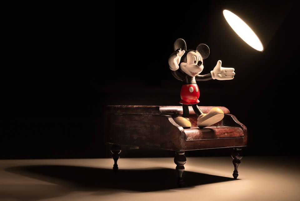 Mickey on a piano- show calling - conductor