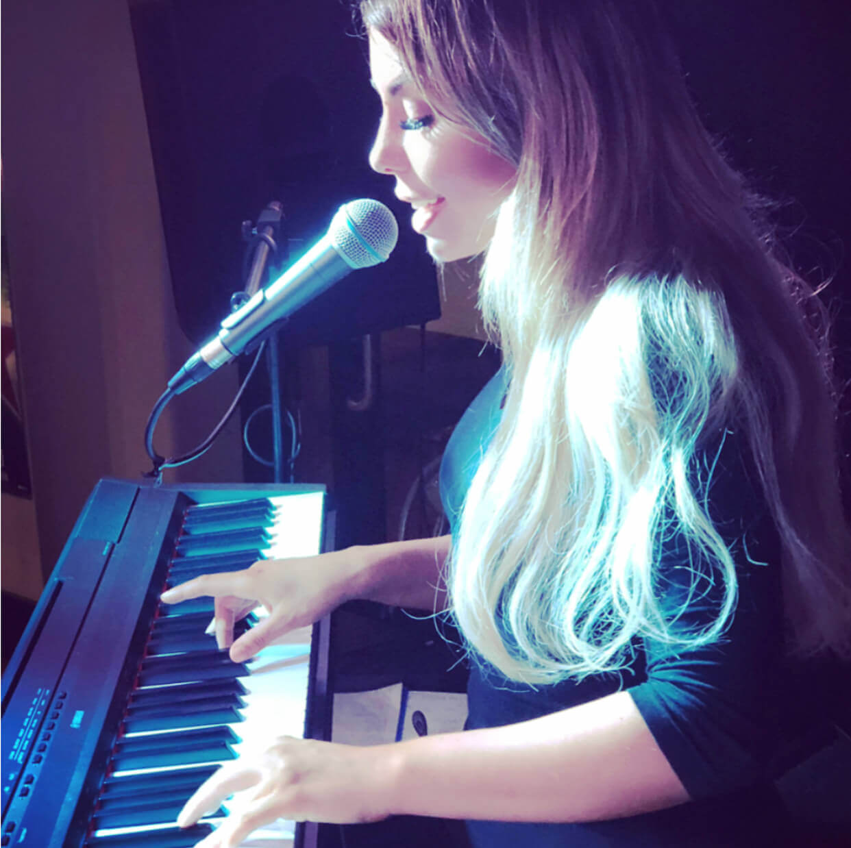 Alexa | Solo Piano Singer